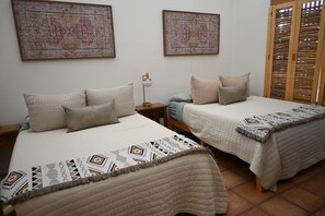 3 habitaciones, tabla de planchar con plancha y cuna de viaje 