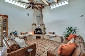 Smart TV, chimenea y estéreo 