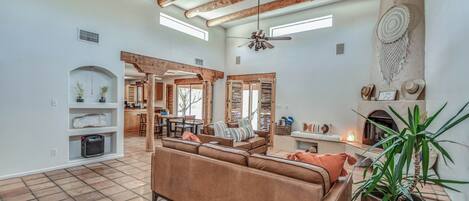 TV connectée, cheminée, chaîne hi-fi