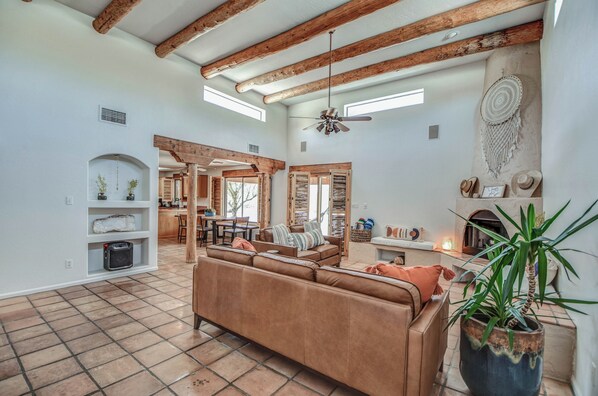 Smart TV, chimenea y estéreo 