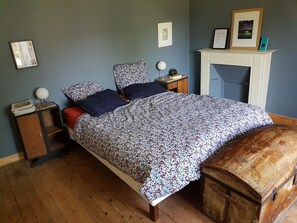 5 bedrooms, desk, iron/ironing board, WiFi