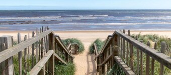 Beach house 200m to beach.Stylish, Modern Sleeps 6. Suit Summer or Winter break