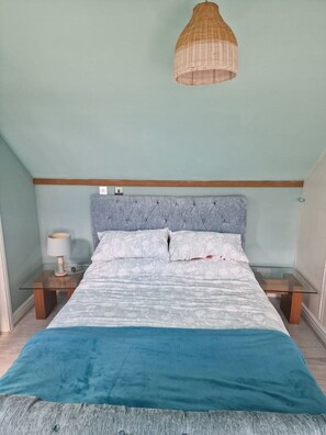 3 habitaciones, escritorio, tabla de planchar con plancha y wifi gratis 