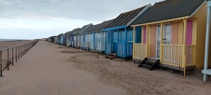 Exterior - Beach house 200m to beach.Stylish, Modern Sleeps 6. Suit Summer or Winter break<br> (mablethorpe)