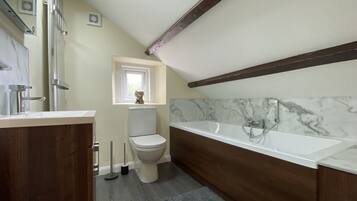 Casa de campo, 2 habitaciones | Baño | Secadora de cabello, toallas, shampoo