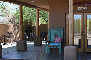 Outdoor dining - Desert Casita Retreat. Stargazing & Sonoran Serenity. (Casa Grande)