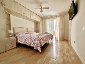 2 makuuhuonetta, silitysrauta/-lauta, ilmainen Wi-Fi, vuodevaatteet