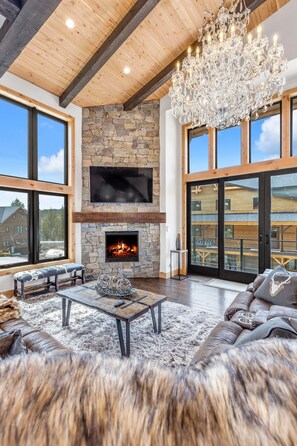 Smart TV, fireplace