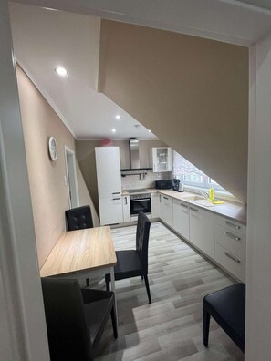 Fridge, microwave, stovetop, cookware/dishes/utensils - Centrally located apartment in Mönchengladbach with W-Lan (Mönchengladbach)