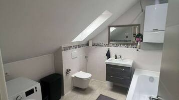 Combined shower/tub, towels