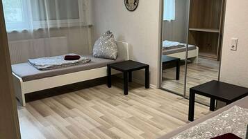 2 bedrooms, desk, WiFi, bed sheets