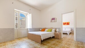A bedroom with a bed, a nightstand, a dresser, and a window. - Residence Bellavista - App1 PT (Torre Lapillo)