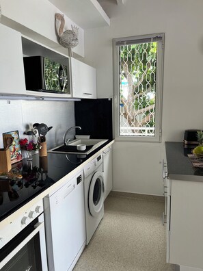 Réfrigérateur, micro-ondes, four, plaque de cuisson