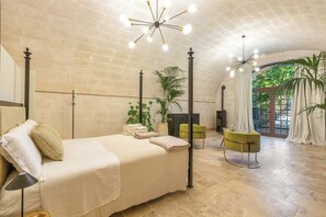 5 bedrooms, iron/ironing board, Internet
