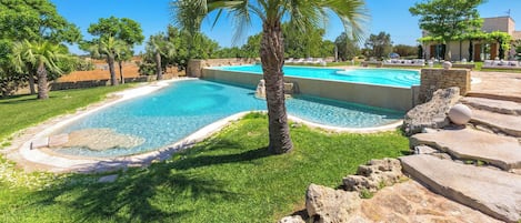 Piscina all'aperto, una piscina a sfioro