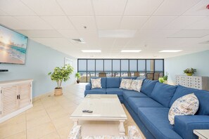 TV - Spacious 3 Bedroom Gulf Front Condo - Phoenix IV 4001 (Orange Beach)