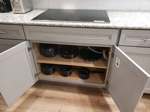 Fridge, microwave, oven, stovetop - Tranquility on Rogers Pond (Stanwood)