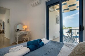 3 makuuhuonetta, tallelokero huoneessa, työpöytä, silitysrauta/-lauta