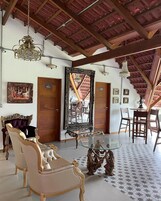 Área de estar no saguão