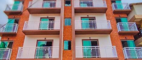 Vista frontal de la propiedad