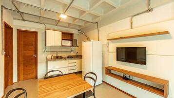 Apartamento família | Cozinha privada | Geladeira grande, micro-ondas, cooktop, lava-louças
