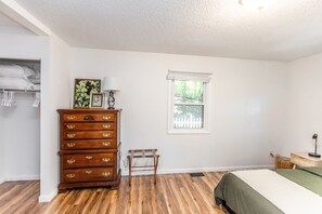 3 chambres, bureau, Wi-Fi gratuit, draps fournis