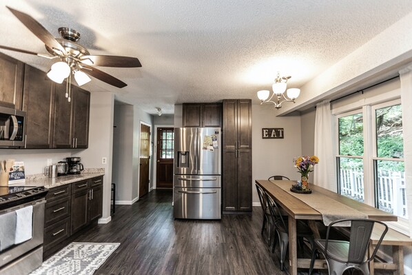 Réfrigérateur, micro-ondes, four, plaque de cuisson