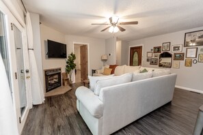 Smart-TV, Kamin, Bücher, Stereoanlage