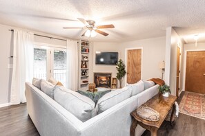 Smart TV, fireplace, books, stereo - NEW Asheville Folk Mountain Home 3/2 & Sunroom! Nestled b/w Downtown & Smokies (Candler)