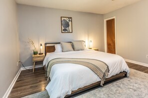 3 bedrooms, desk, free WiFi, bed sheets - NEW Asheville Folk Mountain Home 3/2 & Sunroom! Nestled b/w Downtown & Smokies (Candler)