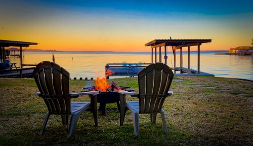 ‣ Lake Livingston Waterfront House, Sunset views. Deep water, Fishing, Kayaking.