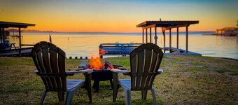 ‣ Lake Livingston Waterfront House, Sunset views. Deep water, Fishing, Kayaking.