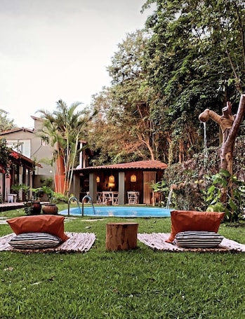 Una piscina al aire libre