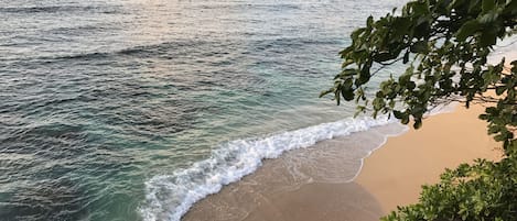 Plage, chaises longues, serviettes de plage
