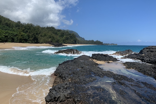 Sulla spiaggia, lettini da mare, teli da spiaggia