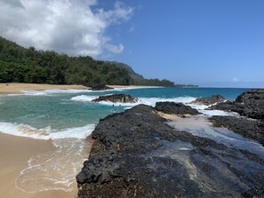 Plage, chaises longues, serviettes de plage
