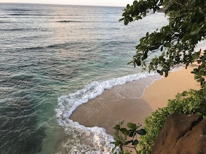 Na praia, espreguiçadeiras, toalhas de praia