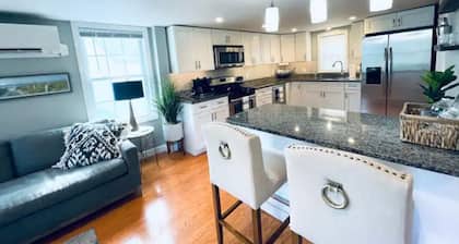 Coastal Cottage - Porch, Grill, Walk to Portsmouth