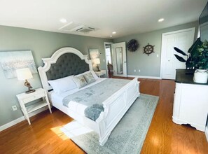 2 bedrooms, iron/ironing board, travel cot, free WiFi - Coastal Cottage - Porch, Grill, Walk to Portsmouth (Kittery)