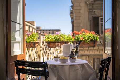 Exclusive Quadruple Room | In-room dining