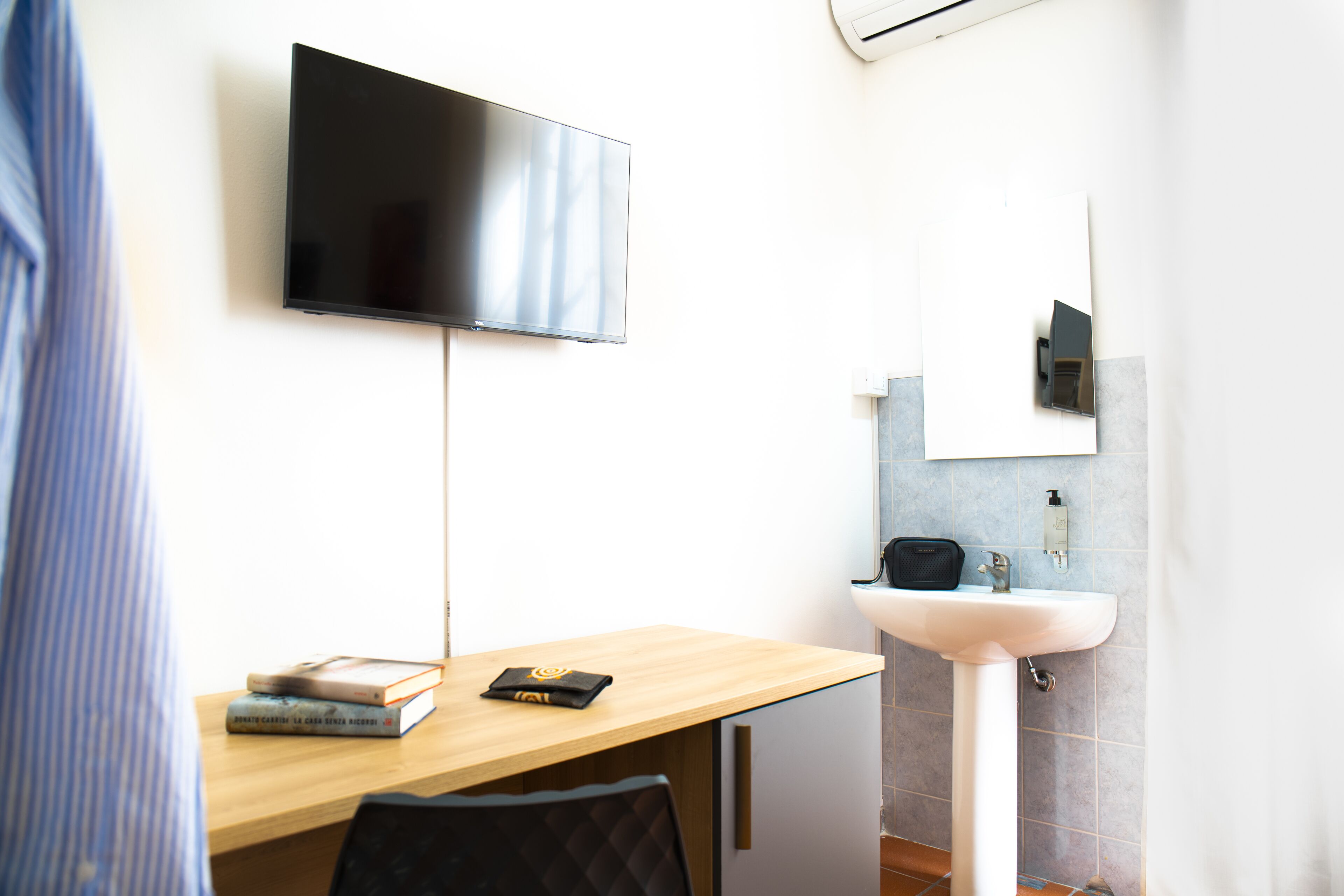 camera matrimoniale con bagno esterno ad uso esclusivo | 1 bedroom, down duvets, minibar, in-room safe