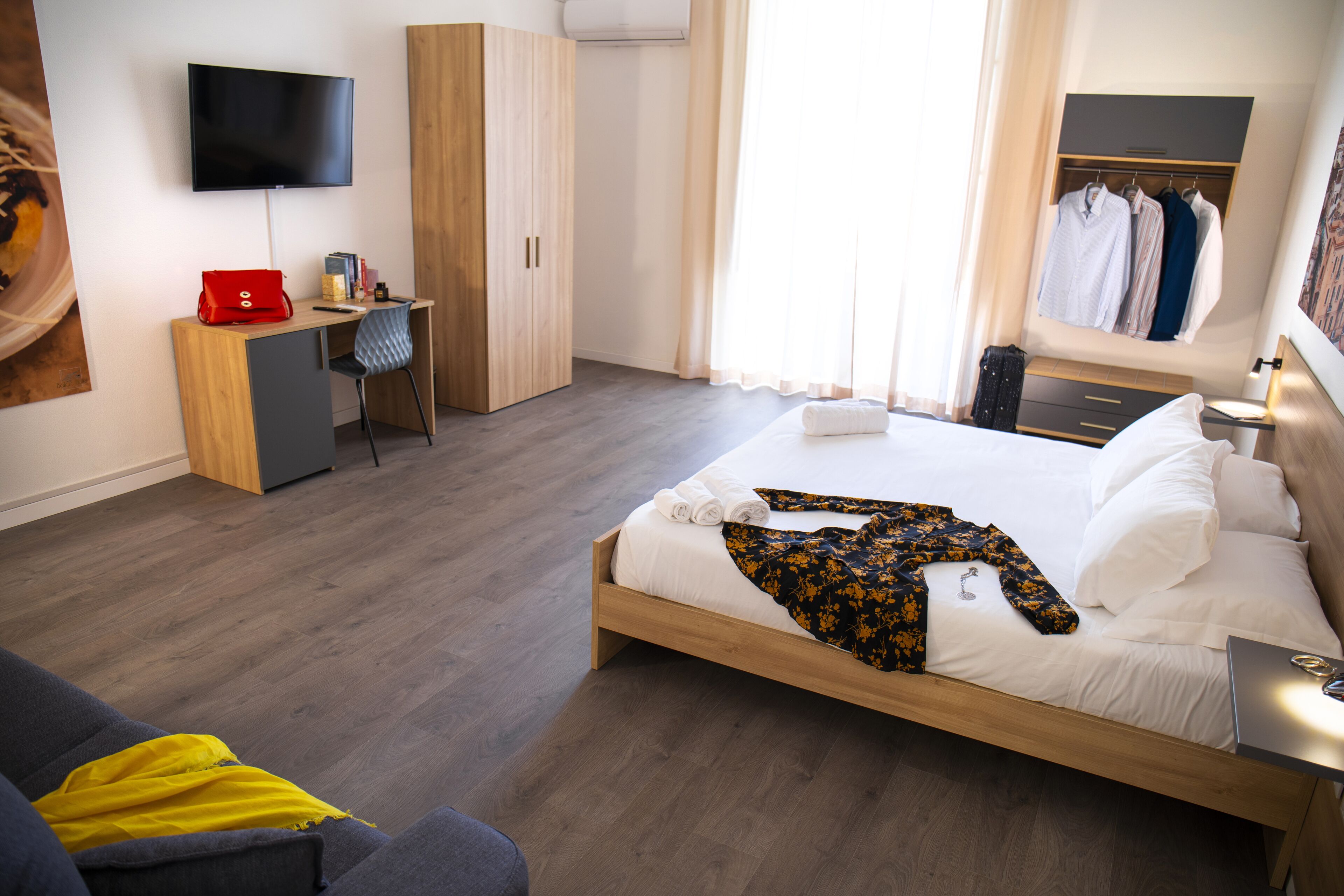 Habitación cuádruple Deluxe | Edredones de plumas, minibar, caja fuerte y decoración individual