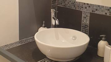 Een douche, een haardroger, zeep