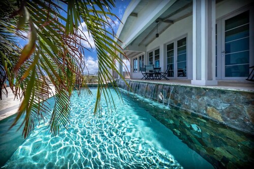 Vessup View · 5BR -Walk to the beach! Close to the Ritz Carlton!