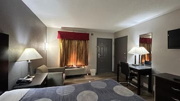 أسرّة بطبقة علوية مريحة ومكتب ومساحة عمل للكمبيوتر المحمول ومكواة/لوح كي