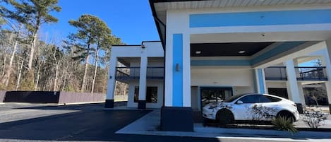 Vista frontal de la propiedad