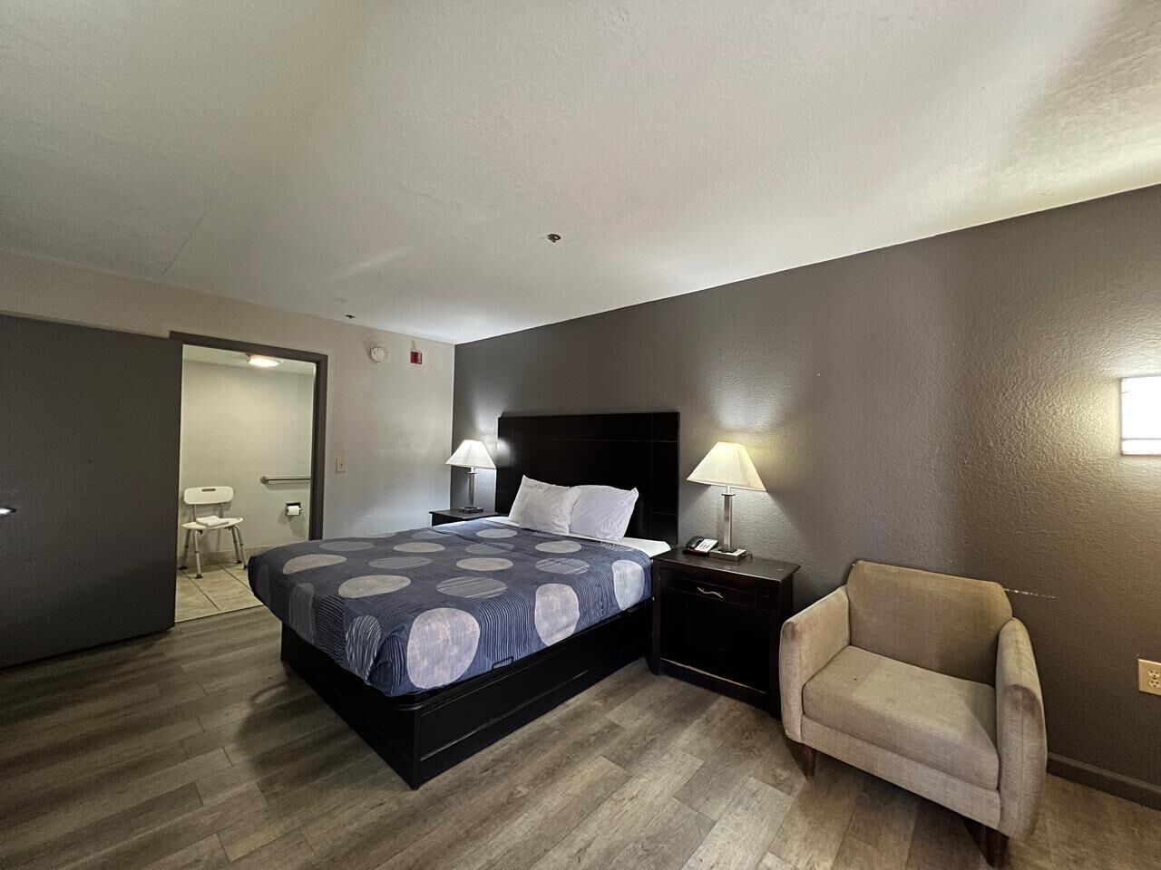 Room, 1 King Bed, Mobility Accessible | Pillowtop beds, desk, laptop workspace, iron/ironing board