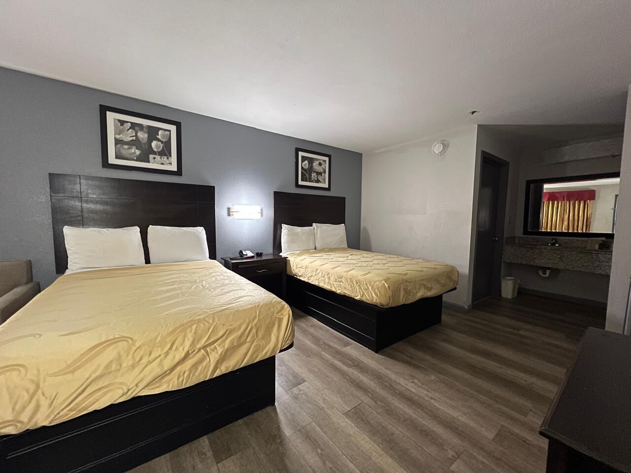 Pillowtop-bedden, een bureau, een laptopwerkplek