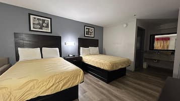 Pillowtop-bedden, een bureau, een laptopwerkplek