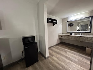 Room, 1 King Bed, Non Smoking | Bathroom | Free toiletries, hair dryer, towels - Speedway Inn & Suites Griffin US 19 (Griffin)